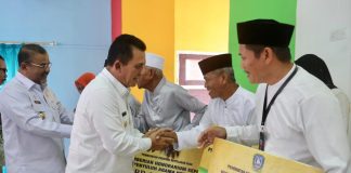 Gubernur Ansar Serahkan Bantuan Mubaligh Kepada 1.441 Penerima di Karimun