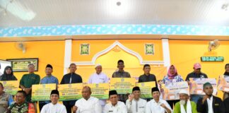 Gubernur Ansar Kembali Serahkan Honorarium Mubaligh di Kecamatan Belakang Padang