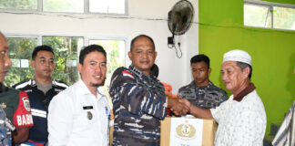 Danlanal Ranai Tinjau Kegiatan Bakti Sosial di Kampung Bahari Sabang Mawang