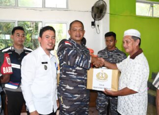 Danlanal Ranai Tinjau Kegiatan Bakti Sosial di Kampung Bahari Sabang Mawang