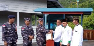 Lanal Tarempa Serahkan Gerobak dan Komputer di Rumah Pintar KBN Desa Temburun