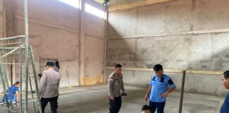 Kapolres Anambas Gotong Royong Siapkan Lapangan Badminton di Gedung Serbaguna