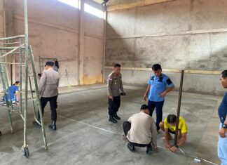 Kapolres Anambas Gotong Royong Siapkan Lapangan Badminton di Gedung Serbaguna