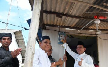 Gubernur Ansar Serahkan Bantuan Instalasi Listrik dan CSR di Pulau Korek Galang Kota Batam