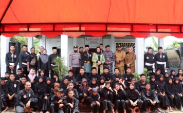 Silaturahmi Ke PSHT Bintan, Dewi Ansar Serahkan Bantuan Peralatan Silat
