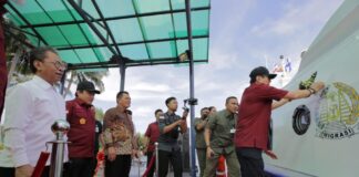 Gubernur Ansar Menyerahkan Bantuan Hibah Berupa Kapal Patroli Imigrasi Kepada Kemenkumham RI