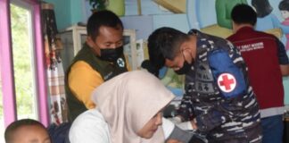 Sinergi TNI AL Bersama Danlanal Tarempa Gelar Bhakti Sosial di KBN Desa Temburun