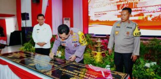Gubernur Ansar Dampingi Kapolri Resmikan Perumahan Graha Bayangkara