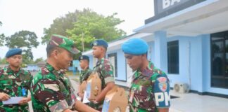 Jelang Nataru, Danlanud RSA Bagikan THR dan Bingkisan