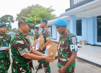 Jelang Nataru, Danlanud RSA Bagikan THR dan Bingkisan