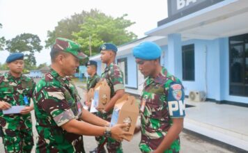 Jelang Nataru, Danlanud RSA Bagikan THR dan Bingkisan