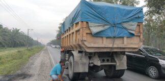 Guna Kelancaran Pengguna Jalan Truk Bermuatan Koral Dievakuasi Personil Polres Asahan