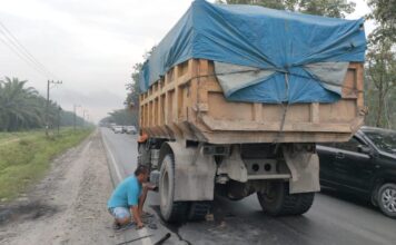 Guna Kelancaran Pengguna Jalan Truk Bermuatan Koral Dievakuasi Personil Polres Asahan