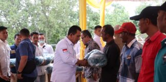 Gubernur Ansar Serahkan Bantuan Jaring Tenggiri Untuk 109 Nelayan Karimun