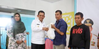 Gubernur Ansar Serahkan Bantuan Sembako Untuk Keluarga DTKS Kabupaten Bintan