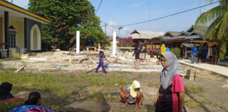 Warga Desa Pena’ah Gotong Royong Bersihkan Perkarangan Masjid