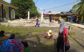 Warga Desa Pena’ah Gotong Royong Bersihkan Perkarangan Masjid
