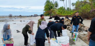 Cegah Abrasi Makin Meluas, Karang Taruna Natuna Gotong Royong Pasang Pemecah Ombak