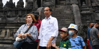 Ajak Cucu ke Candi Prambanan, Presiden Jokowi Promosikan Wisata Edukasi