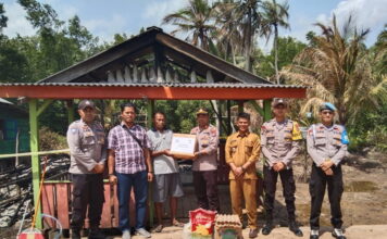 Kapolsek Daik Lingga Serahkan Bantuan Untuk Korban Musibah Kebakaran