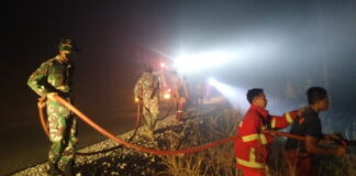 Damkar Natuna Siagakan Personil di Lokasi Kebakaran Lahan Hingga Malam Hari