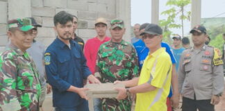 Karang Taruna Natuna Serahkan 1.000 Batako Bantu Pembangunan Surau Babussalam