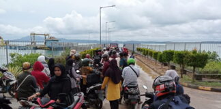 Calon Penumpang Padati Pelabuhan Roro Penarek, Desa Kelumu