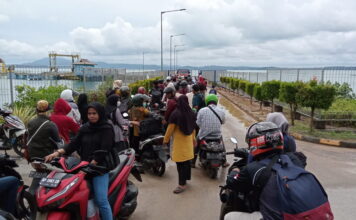 Calon Penumpang Padati Pelabuhan Roro Penarek, Desa Kelumu