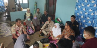 Karang Taruna Natuna Peduli, Bantu Rujuk Warga Sakit ke Puskesmas dan Serahkan Bantuan Sembako