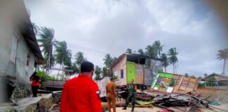 Diterjang Gelombang Pasang Sebuah Rumah Warga Ambruk