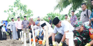 Wakil Bupati Asahan Letakkan Batu Pertama Pembangunan Musholla Siti Amin