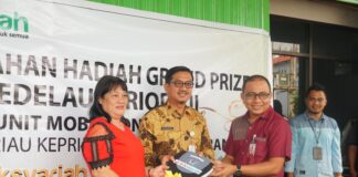 Sekda Natuna Serahkan Hadiah Grand Prize Bedelau BRK Syariah Periode II
