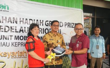 Sekda Natuna Serahkan Hadiah Grand Prize Bedelau BRK Syariah Periode II