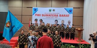 Ketum PWI Pusat Melantik Basril Basyar Sebagai Ketua PWI Sumbar
