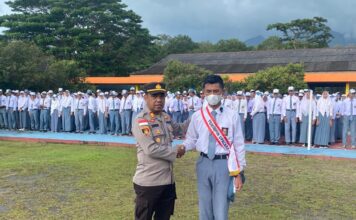 Kapolsek Jadi Pembina Dalam Upacara Bendera di SMAN 1 Daik Lingga