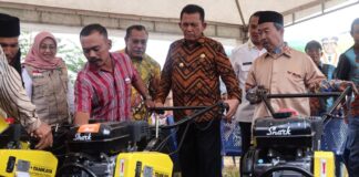 Temui Petani, Gubernur Ansar Serahkan Bantuan Alat Pertanian di Tembesi Kota Batam