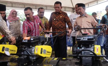 Temui Petani, Gubernur Ansar Serahkan Bantuan Alat Pertanian di Tembesi Kota Batam