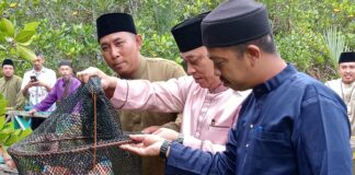 Kunjungi Desa Kelumu, Bupati Lingga Tinjau Tambak Kepiting Bakau