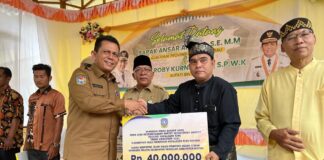 Berkunjung ke Tambelan, Gubernur Ansar Serahkan Bantuan Pertanian dan Hibah Rumah Ibadah