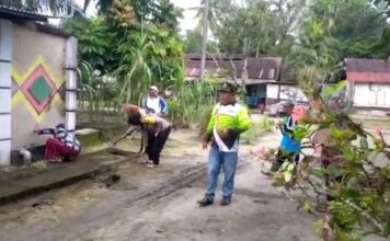Bhabinkamtibmas Kelurahan Lestari Laksanakan Gotong Royong Bersama