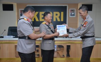 Pemaparan Laporan Satuan Polda Kepri dan Penyerahan Buku Profil Polda Kepri