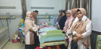 Sambangi Balita Penderita Gizi Buruk, PKK Natuna Serahkan Bantuan