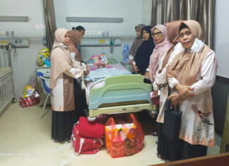 Sambangi Balita Penderita Gizi Buruk, PKK Natuna Serahkan Bantuan