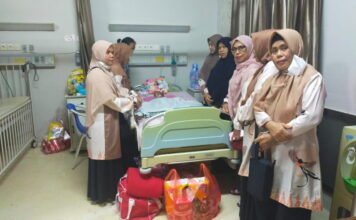 Sambangi Balita Penderita Gizi Buruk, PKK Natuna Serahkan Bantuan