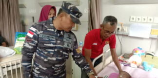 Gandeng Camat Bungtim Babinpotmar Lanal Ranai Santuni Penderita Gizi Buruk dan Tumor Ganas