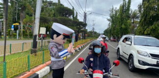 Tekan Angka Kecelakaan, Polisi Kampanye Keselamatan Berlalu Lintas di Traffic Light Pamedan