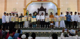 Didampingi Wabup Natuna, Gubernur Ansar Serahkan Bantuan 9 Rumah Ibadah Senilai Rp426 Juta di Sedanau