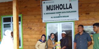 Pemdes Pena’ah Bagikan Peket Sembako Kepada Warga Kampung Mualaf