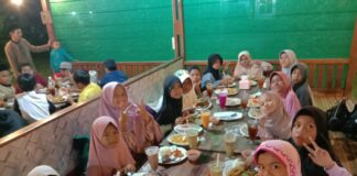 Jelang Ramadhan, Siswa SDIT Al-Madani Gelar Buka Puasa Bersama