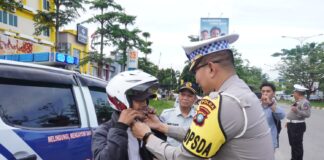 Ditlantas Polda Kepri Berikan Helm SNI Gratis Pada Operasi Keselamatan Seligi 2023